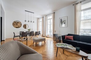 Living area - Master of Minimalism, by Veeve (Paris)
