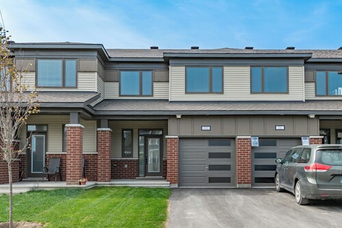The Green Bohemian: 3-bedroom furnished mid-term rental, 3mins to CanTire Centre