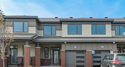 The Green Bohemian: 3-bedroom furnished mid-term rental, 3mins to CanTire Centre
