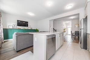 Interior - The Green Bohemian: 3-bedroom furnished mid-term rental, 3mins to CanTire Centre (Ottawa)
