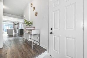 Interior - The Green Bohemian: 3-bedroom furnished mid-term rental, 3mins to CanTire Centre (Ottawa)