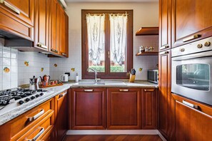 Jääkaappi, mikroaaltouuni, uuni, liesi