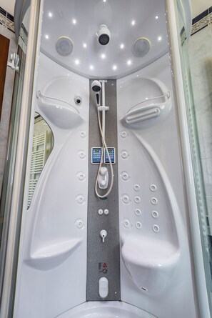 Een douche, een haardroger, een bidet, handdoeken