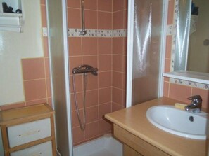 Bathroom - Peaceful house near the coast in Locmaria, pets allowed (Locmaria)