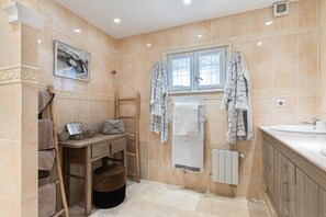 Dusche, Haartrockner, Handtücher, Seife
