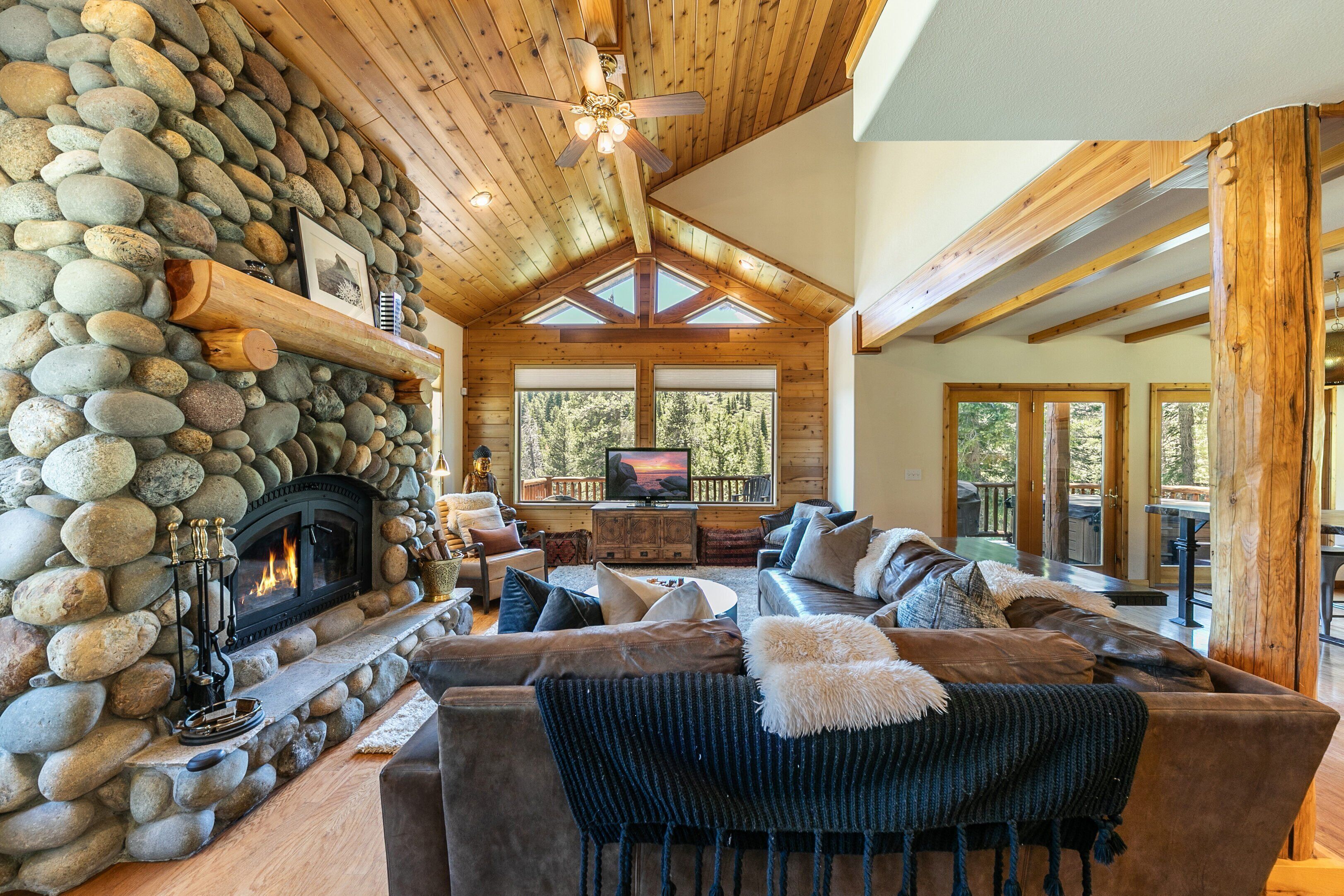 電視、壁爐、DVD 播放機、 辦公室