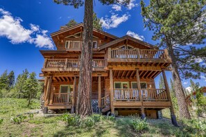 Exterior - Horizon by Tahoe Getaways - Pet Friendly Tahoe Donner w Hot Tub (Truckee)