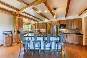 Fridge, microwave, oven, stovetop - Horizon by Tahoe Getaways - Pet Friendly Tahoe Donner w Hot Tub (Truckee)