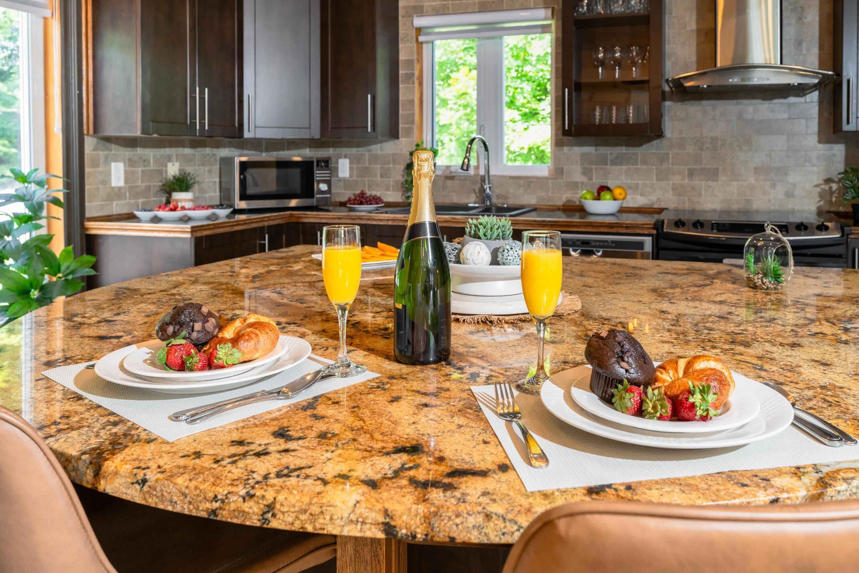 Kjøleskap, kokeplater, oppvaskmaskin og kaffetrakter/tekoker