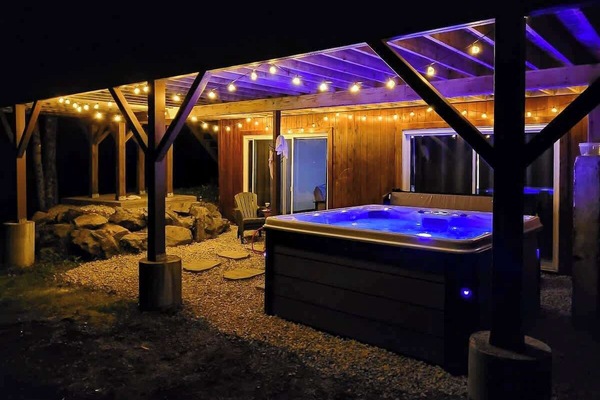 Year-round heated spa. - Spa ouvert à l'année et chauffé.