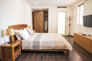 Superior-Apartment, Balkon, Stadtblick | 2 Schlafzimmer, Allergikerbettwaren, Betten mit Memory-Foam-Matratzen