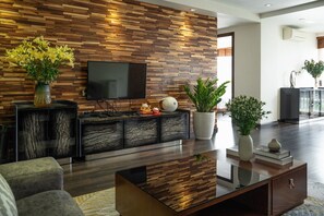 Deluxe-Apartment, Balkon, Stadtblick | 2 Schlafzimmer, Allergikerbettwaren, Betten mit Memory-Foam-Matratzen