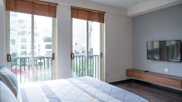 Deluxe-Apartment, Balkon, Stadtblick | 2 Schlafzimmer, Allergikerbettwaren, Betten mit Memory-Foam-Matratzen