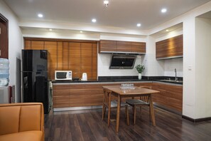 Apartamento superior, balcón, vistas a la ciudad | Cocina privada | Frigorífico grande