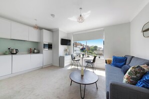 A modern apartment with a kitchen, dining area, and living room. - Pont Street SW1X, Sloane Sq, Knightsbridge (London)