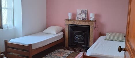3 dormitorios, tabla de planchar con plancha, cuna de viaje y wifi