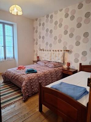 3 habitaciones, tabla de planchar con plancha, cuna de viaje y wifi