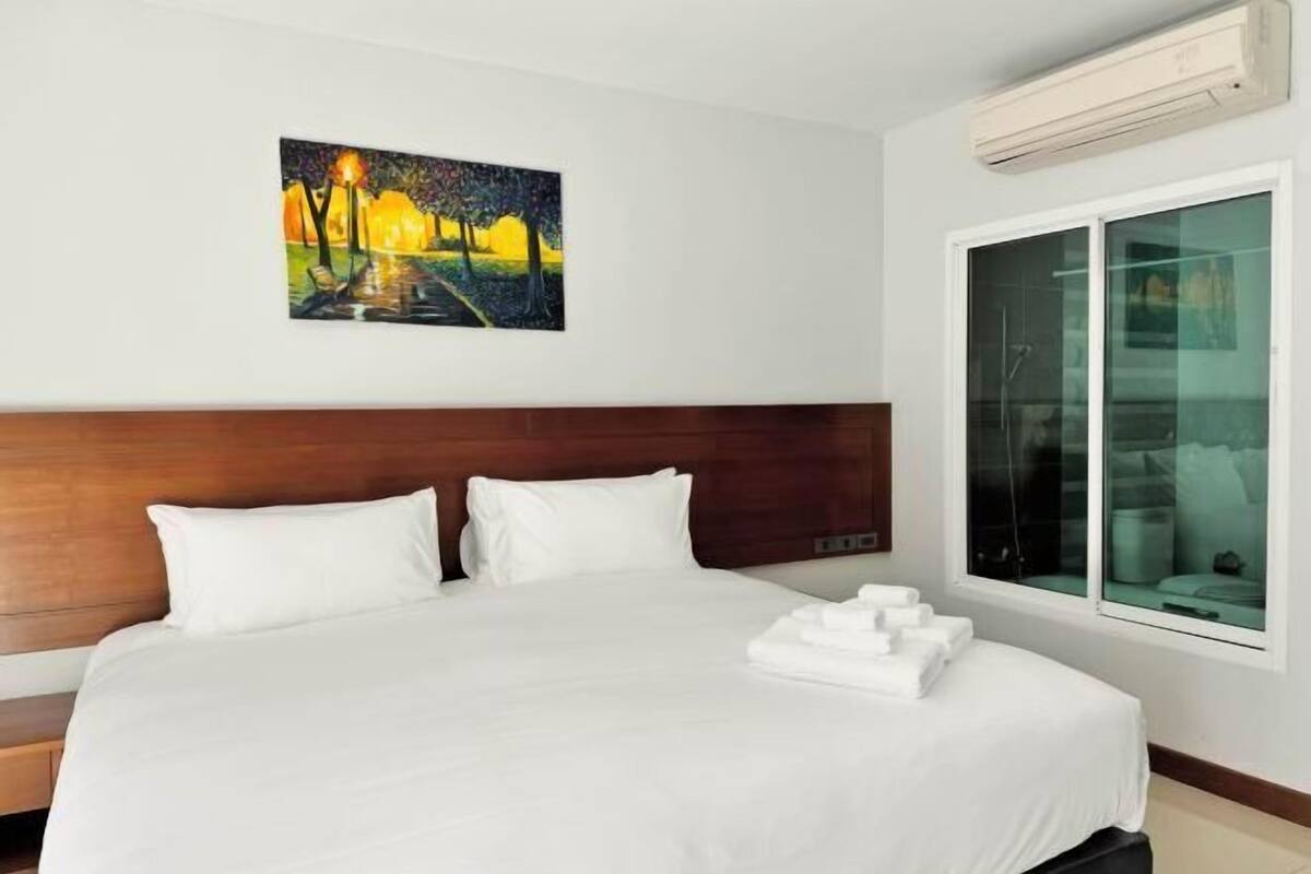 Desk, laptop workspace, free WiFi, bed sheets