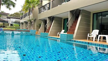 2 outdoor pools