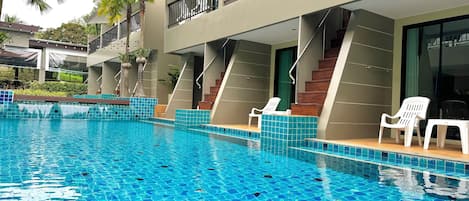 2 outdoor pools