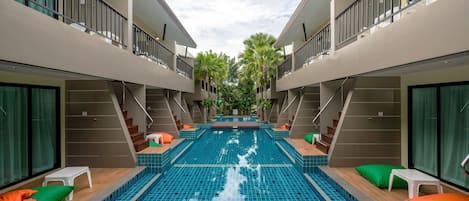 2 つの屋外プール