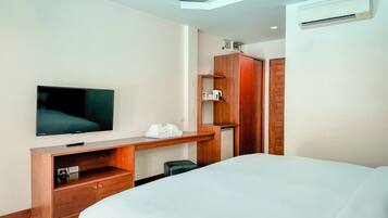 Superior Room, Pool Access | Desk, laptop workspace, free WiFi, bed sheets