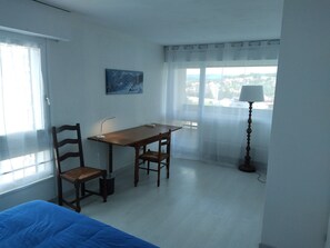 2 Schlafzimmer, Schreibtisch, Bügeleisen/Bügelbrett, kostenloses WLAN