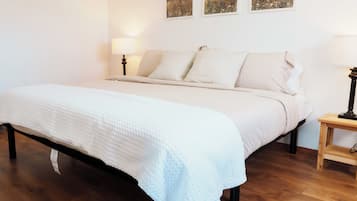 Escritorio, tabla de planchar con plancha, wifi gratis y ropa de cama