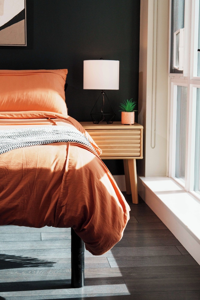 Skyline Condo Mountain Views Walk to Stampede Calgary Vrbo