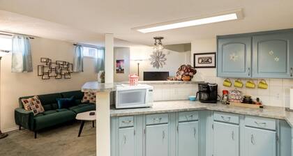 Chic Vintage Suite Close to Airport & Downtown