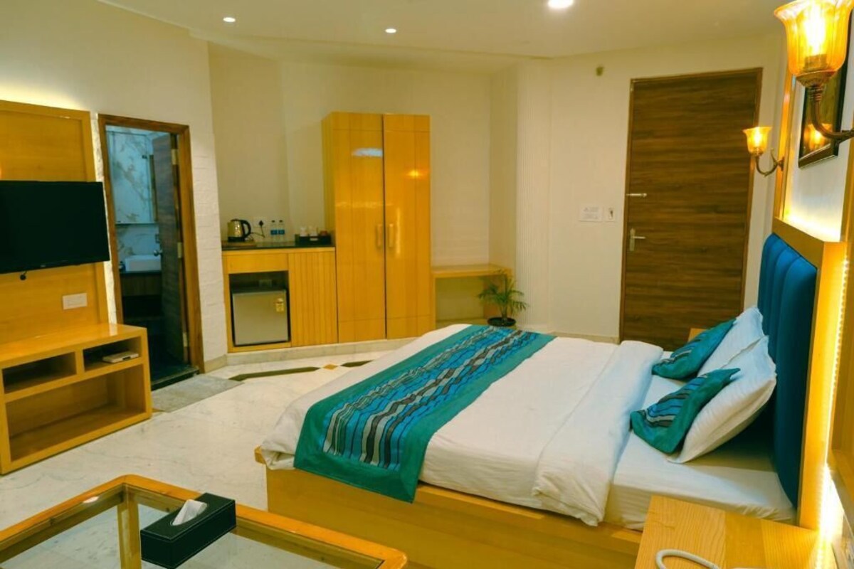 Elite Suite | In-room safe, soundproofing, iron/ironing board, WiFi (free)