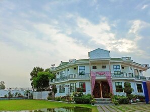 ด้านหน้าที่พัก