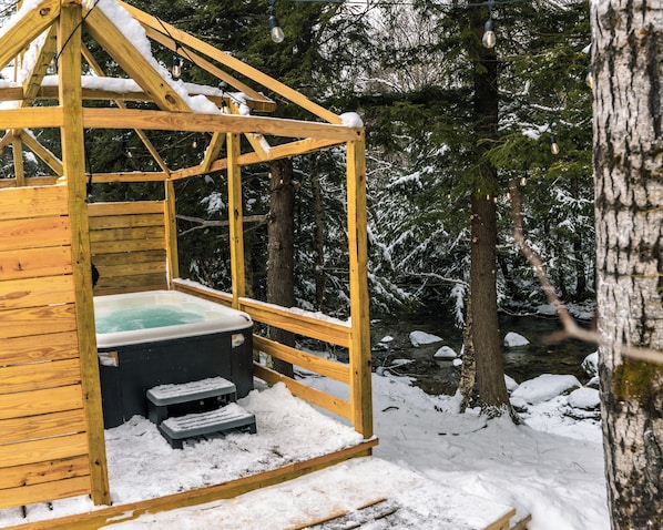Outdoor spa tub