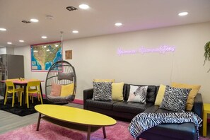 Téléviseur, jeux vidéo, bureau