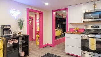 Køleskab, mikrobølgeovn, ovn, kogeplade