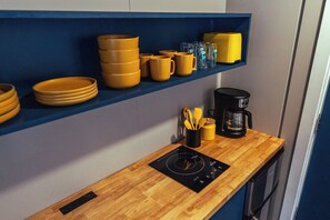 Microondas, placa de cocina, cafetera o tetera y utensilios de cocina