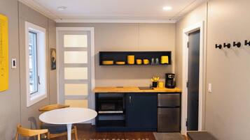 Microondas, parrilla de estufa y cafetera y tetera