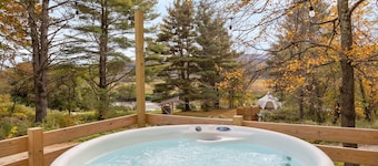 Modern Tiny House w/hot tub & river near Stowe