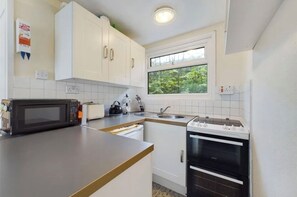 Oven, stovetop - Two Bedroom Chalet, in Penstowe Park Near Bude Cornwall close to Beaches. (Kilkhampton)