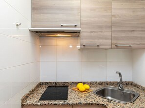 Kjøleskap, mikrobølgeovn, brødrister og kjøkkenutstyr