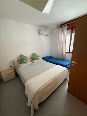 1 bedroom, desk, iron/ironing board, travel cot - Gracious apartment in the center of Lignano Sabbiadoro (Lignano Sabbiadoro)