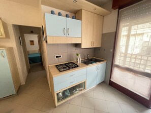 Réfrigérateur, micro-ondes, plaque de cuisson, bouilloire électrique