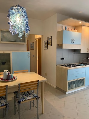 Fridge, microwave, stovetop, electric kettle - Gracious apartment in the center of Lignano Sabbiadoro (Lignano Sabbiadoro)
