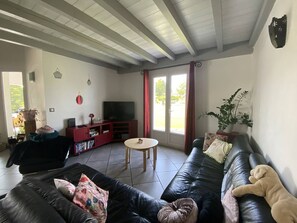 TV - Charming Family Home in Quiet Urt with Pool, Sleeps 6-8 (Urt)