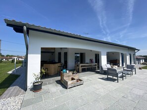 Outdoor dining - Charming Family Home in Quiet Urt with Pool, Sleeps 6-8 (Urt)