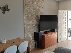 Interior - Perfect Family Getaway: Near Beach, Pool, Free Wi-Fi, Pets Welcome, Dog Beach (Riumar)