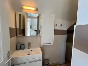 Hair dryer - Charming 2-Bedroom Apartment in Heart of Arcachon with Private Parking (Arcachon)