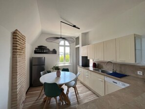 Kühlschrank, Ofen, Herdplatte, Geschirrspüler