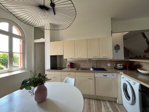 Fridge, oven, stovetop, dishwasher - Charming 2-Bedroom Apartment in Heart of Arcachon with Private Parking (Arcachon)