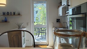 Una cocina moderna con comedor, un ventanal y vistas al exterior.